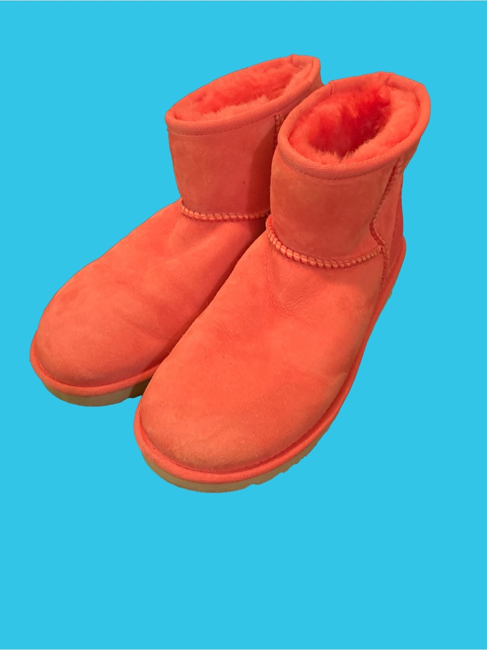 Like New UGG Classic Mini II Short Boots in Bright Pink Coral Size 8 Women’s